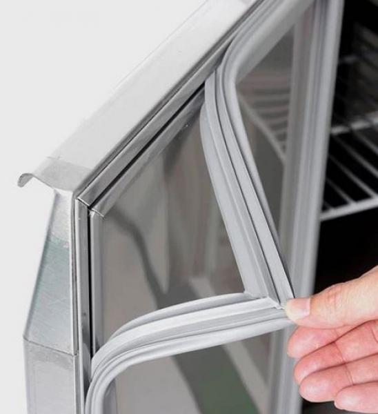 Pizzatisch 3 Türen, mit Unterbaukühlung, 140 x 70 Kühlaufsatz GN1/4 mit Glas